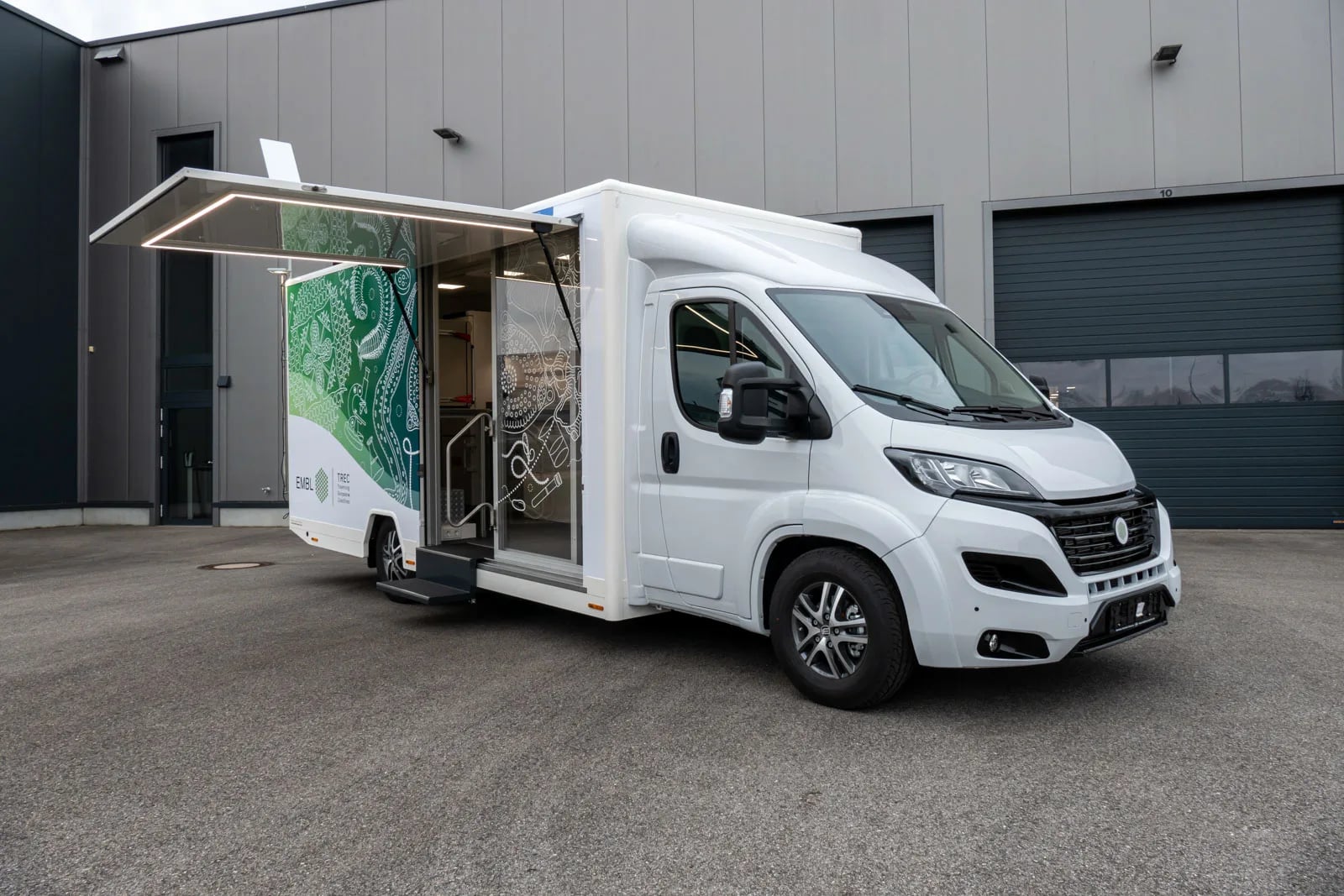 EMBL, A mobile laboratory for the EMBL TREC expedition