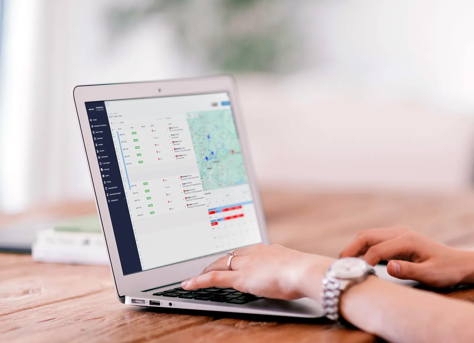 Tourplanung im Online-Dashboard auf einem Laptop