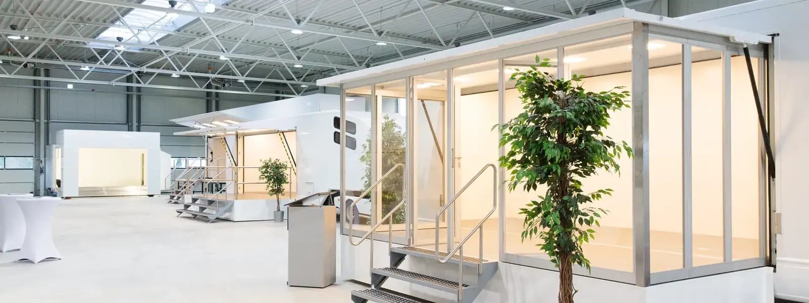 Showroom von MOST in Fürth, ausgefahrener Truck mit Glasfront in der Halle