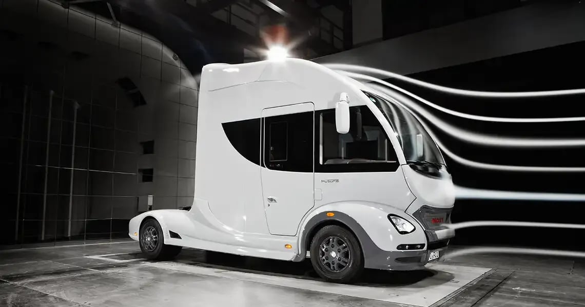 Weißer FUTURIA Showtruck im Windkanal, Stromlinien ziehen über das Dach